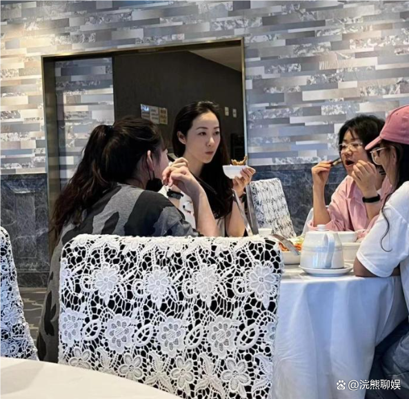 韩雪夫妇低调聚餐被偶遇，41岁素颜依旧惊艳，59岁万山显老态