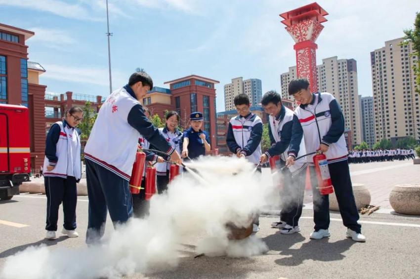 河南省商丘市第一高级中学举行“开学第一课”消防安全和交通安全知识进校园主题教育活动