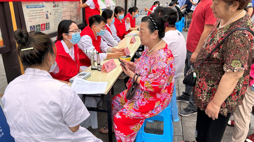 关注普遍的眼健康，全国爱眼日陈家桥医院与市民一起点亮“睛”彩