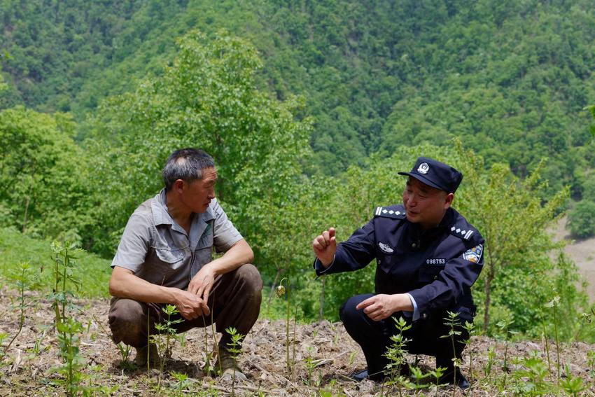 “华中屋脊”上的“火炉所长”—记神农架林区公安局红坪派出所所长胡学军