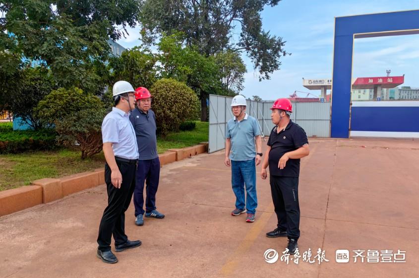 地矿八院领导到日照港地基处理项目“送清凉 送清廉”慰问