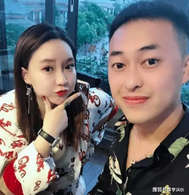 刘大美人结婚不忘割韭菜，六百多的手机卖888元，含泪狂赚600多万