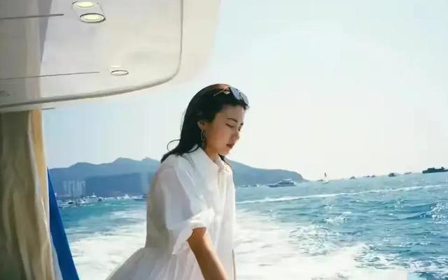 这是汪峰18岁大女儿小苹果海边度假美照，清纯甜美