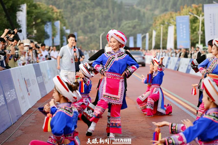 万峰竞秀 “万马”奔腾｜2023万峰林马拉松比赛现场民族展演“阿妺戚托”“迎宾鼓”