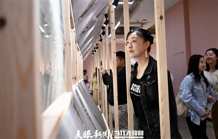 “历史的底稿——全球珍报暨印刷文化艺术展”引观众驻足