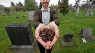 纽约批准“人体堆肥”，环保葬法引发伦理争议