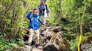 教师父亲塑造孩子毅力 西安8岁男孩登上秦岭东梁山顶