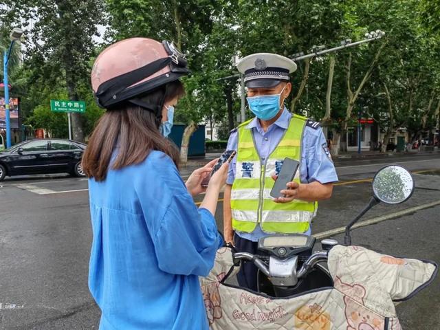 安全出行从“头”做起！焦作交警“头盔整治”夏季行动见成效