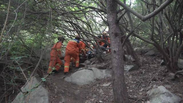 济南消防徒步上山营救被困群众