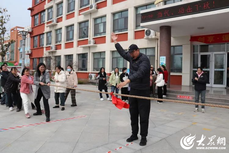 拧绳聚力 力拔山河——河东区太平小学举行“庆三·八”教师拔河比赛