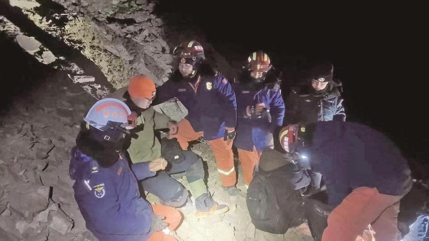 寒夜救援!3名游客登山被困，门源多部门急行军