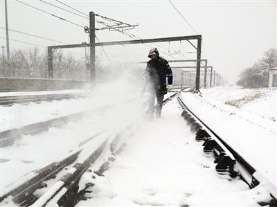 保障城市正常运行 服务市民日常生活 风雪交加中 他们温暖了这座城 扫码阅读手机版