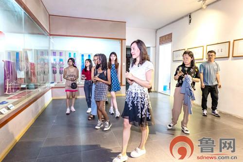 领略中国文化 传播中国故事——外籍青年探访青岛胶州市九龙街道