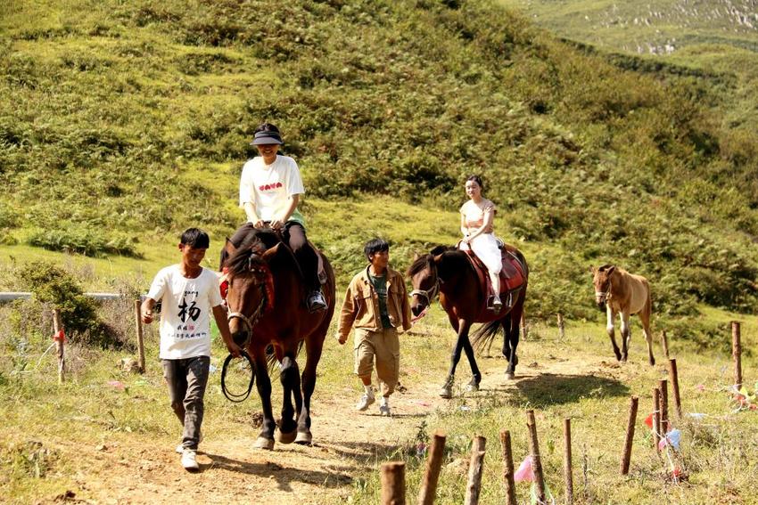 阿西里西韭菜坪：避暑度假旅游潮 带活小山村