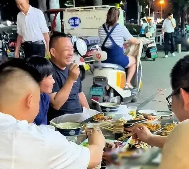 于东来和朋友街头练地摊，喝酒划拳太接地气，最低调的亿万富豪