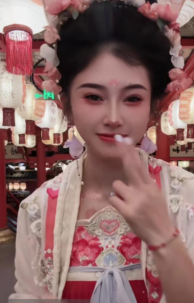 吴艳妮穿汉服太有感觉，古装是个大美人，越来越懂热度