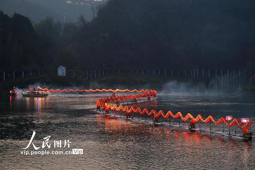 浙江金华：擎龙灯迎水龙