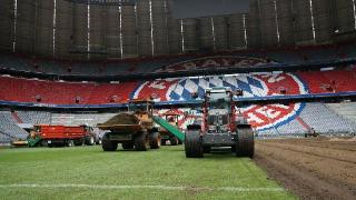 新赛季在即！拜仁主场安联球场正进行草皮翻新