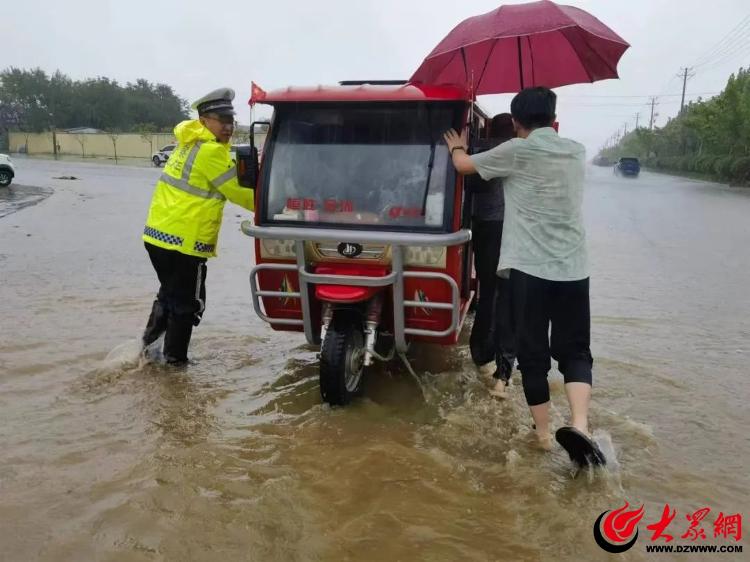 暴雨突袭“警”急守护|临港交警化身风雨“守路人”