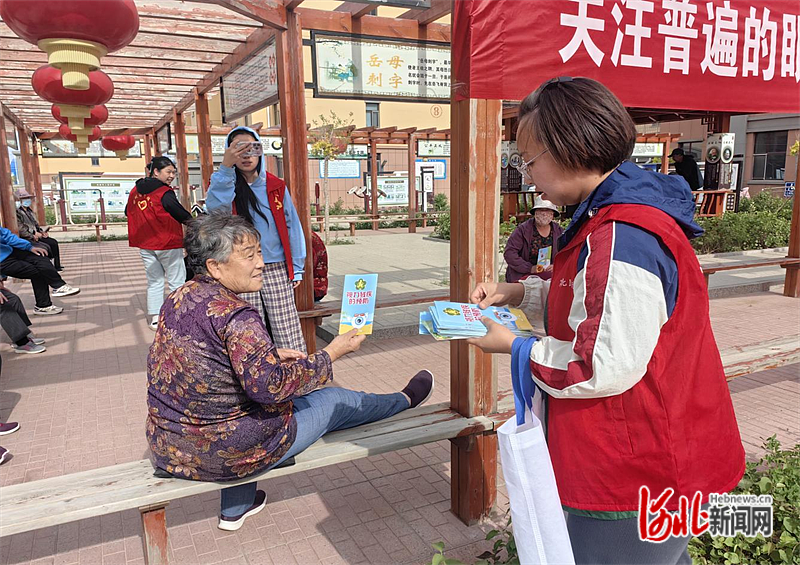 张家口市塞北管理区残联开展“全国爱眼日”专题宣传活动