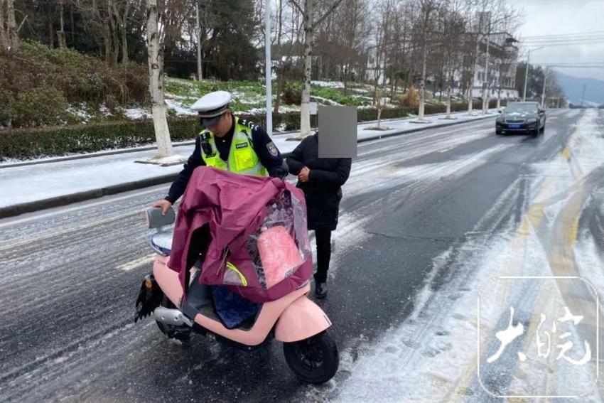 黄山市黄山区交警积极应对极端冰雪天气