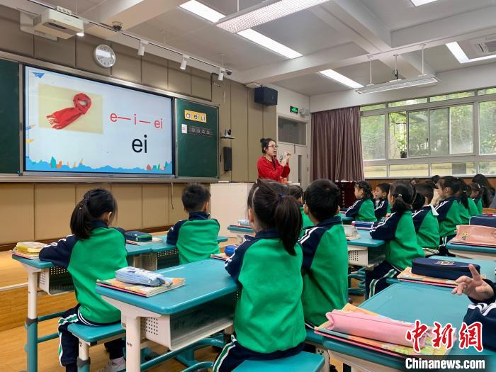 杭州教育观察：名校毕业生扎堆中小学岗位，图啥？