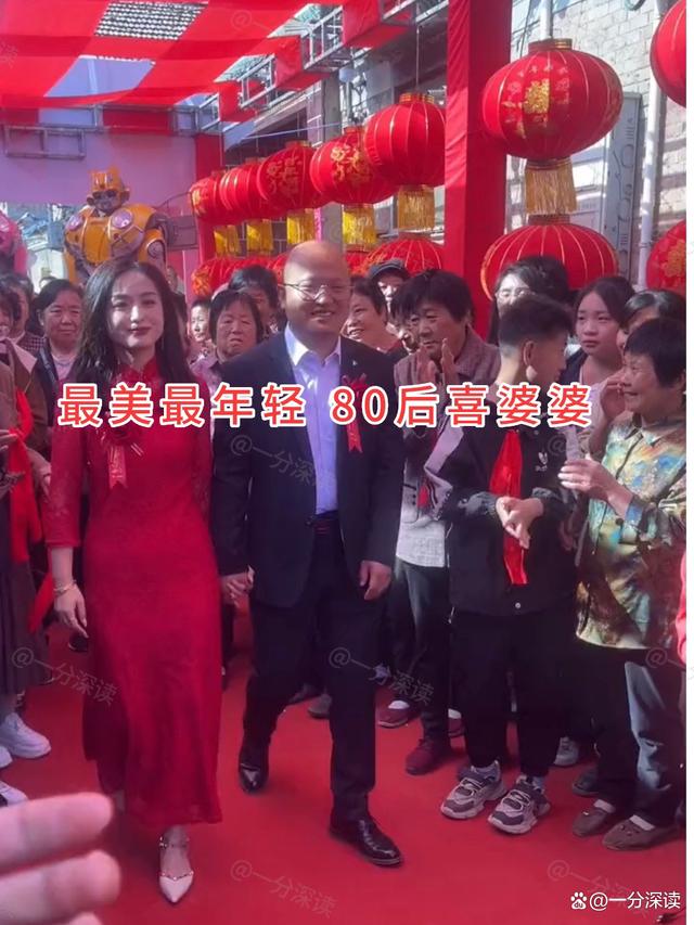 80后女子升级当婆婆，很美很年轻，知情人：老公很宠她