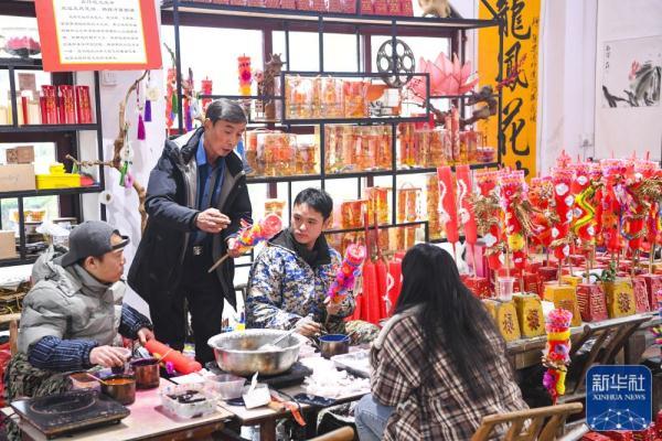 陈建友：龙凤花烛的工艺难在龙头