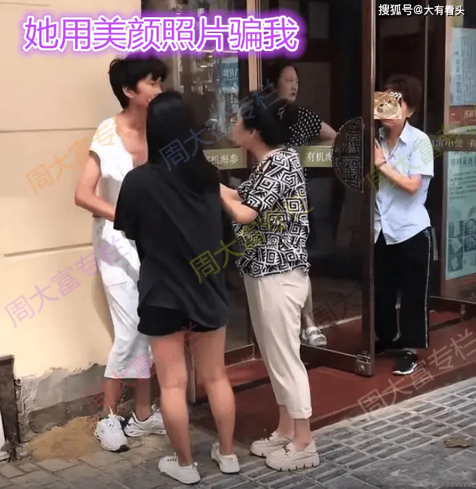 男子嫌网恋女友颜值低提分手，衣服被撕烂，女友：你要负责