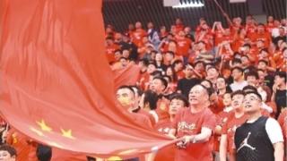 大连梭鱼湾足球场飘起“中国红”