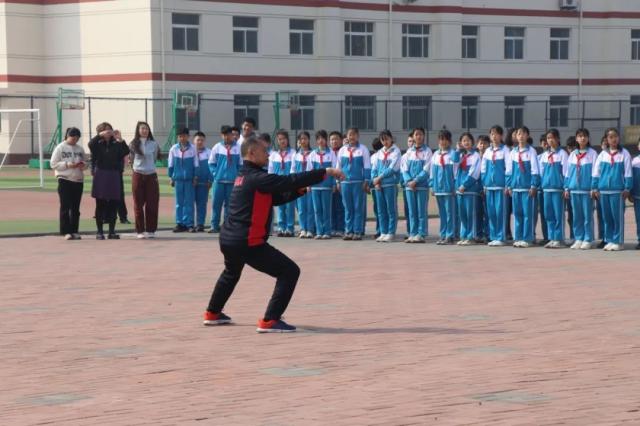 “中华武术进校园”，强我少年！ 扫码阅读手机版