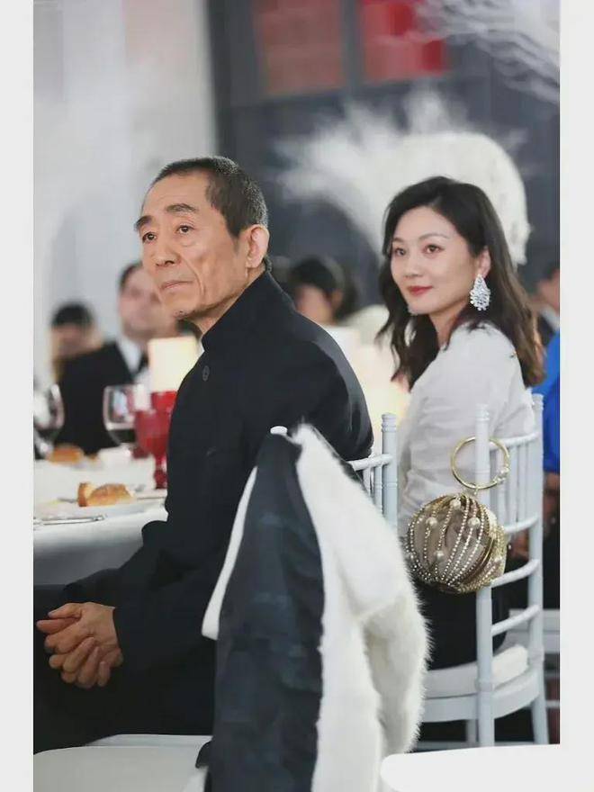 张艺谋陈婷助力儿子张壹男成巴黎名媛舞会骑士，敲开上流社会大门