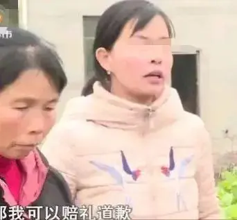 35岁女子在父亲去世第二年，突然自残，夫家竟然要挖父亲的墓