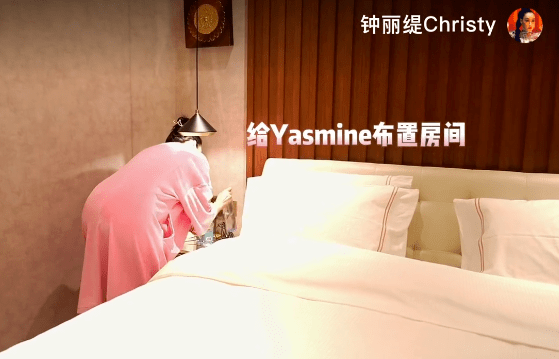 钟丽缇女儿带新男友回国，母女机场相拥大哭，张伦硕送贵重见面礼