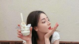 迪丽热巴微博晒出吃冰淇淋的照片