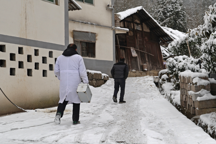 村医踏雪巡诊 守护村民健康