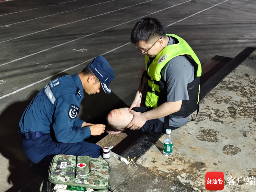 及时救援海上遇险旅客 海口海警获锦旗感谢