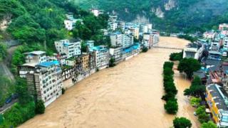 重庆巫溪：暴雨后河流水位快速上涨