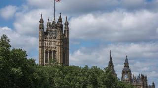 英国新一届议会下院首次会议举行 林赛·霍伊尔再次当选议长