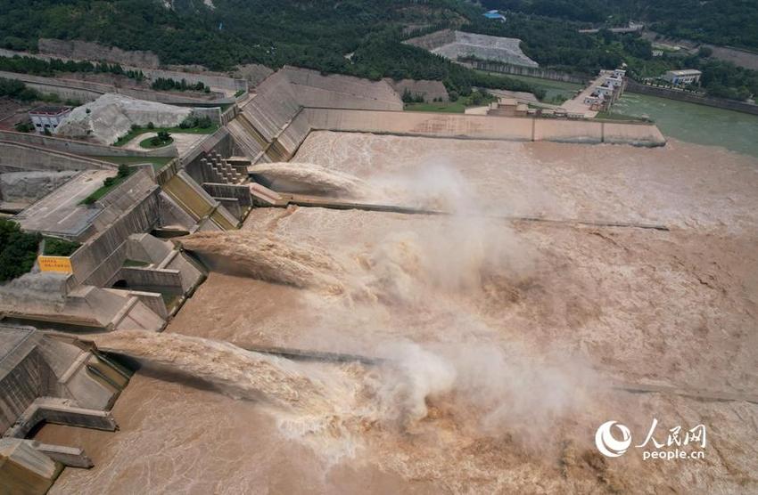 黄河小浪底水利枢纽开启排沙泄洪