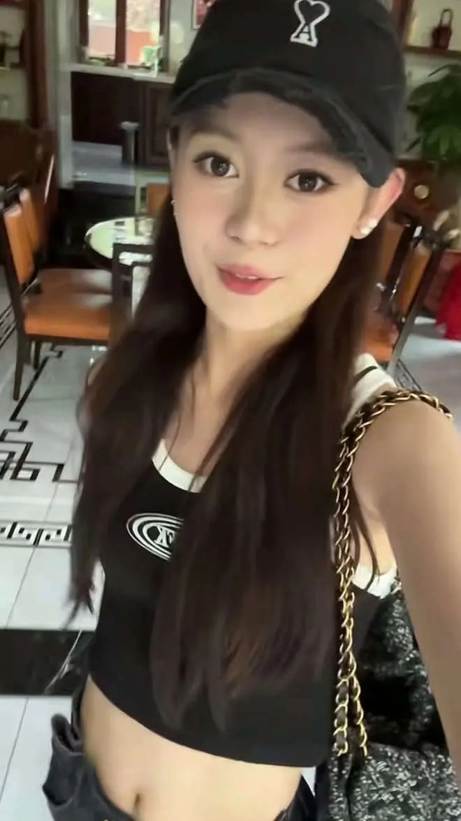 宋晓峰女儿北电放暑假！与老爸豪宅撸串太惬意，穿露腰装大秀身材