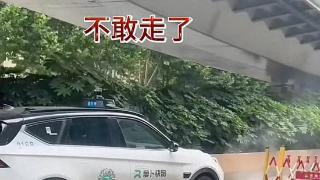 武汉无人驾驶车遇到施工路段,旁边工人惊呆了