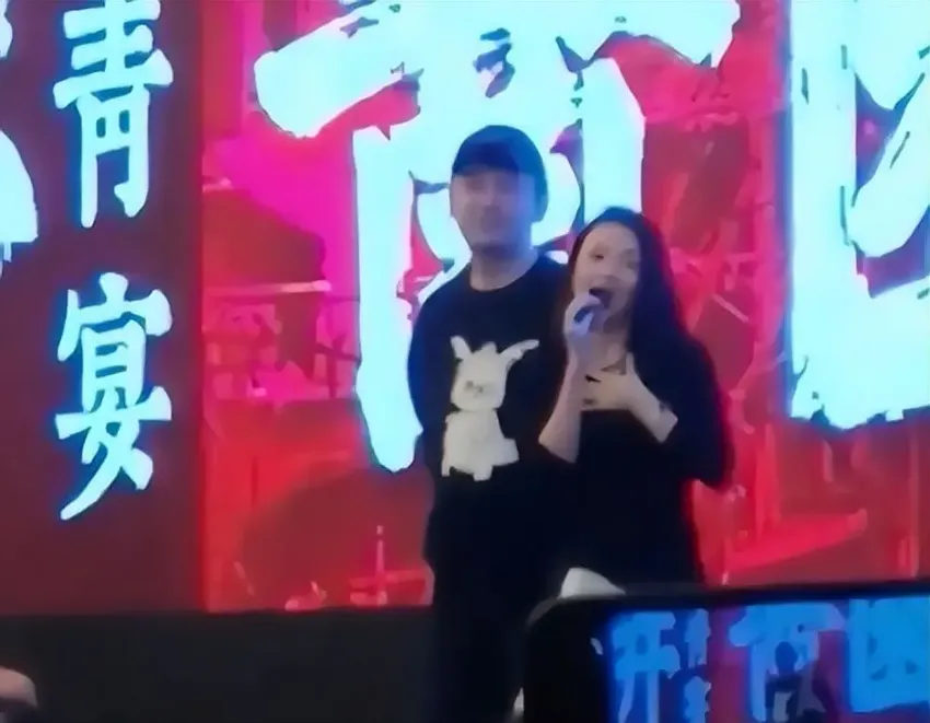 章子怡母子参加聚会！儿子头发浓密不像汪峰，在妈妈怀里嬉笑打闹