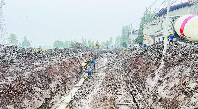 冒雨施工赶进度 河道清淤疏浚忙