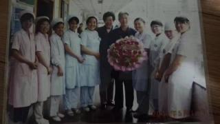 护士节，老两口连续17年为医护人员送花
