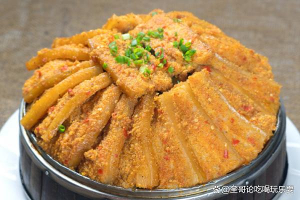 粉蒸肉，特点在于肉质鲜嫩、口感糯滑，深受食客们的喜爱