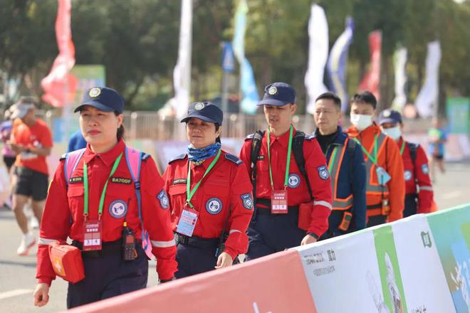 一座城市，两场马拉松！2万多人的奔跑，全城守护!