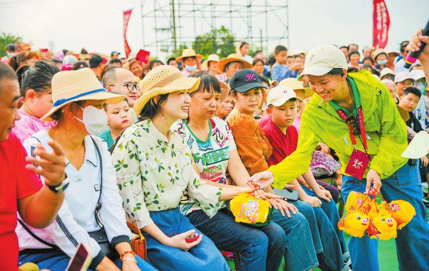 狮踏高杆显丰姿 诗越千年展风仪