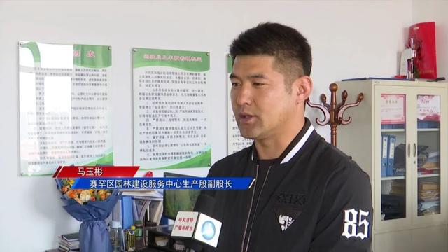 汽车侧翻起火 两位热心市民展开生死营救 看看吧