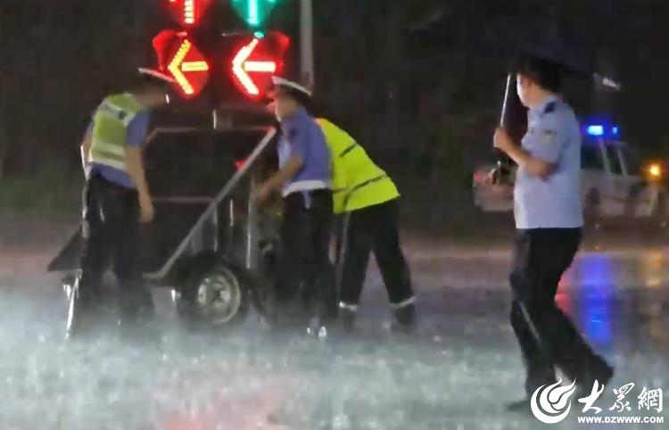 大雨磅礴下的担当，公安、交警守护雨中潍坊